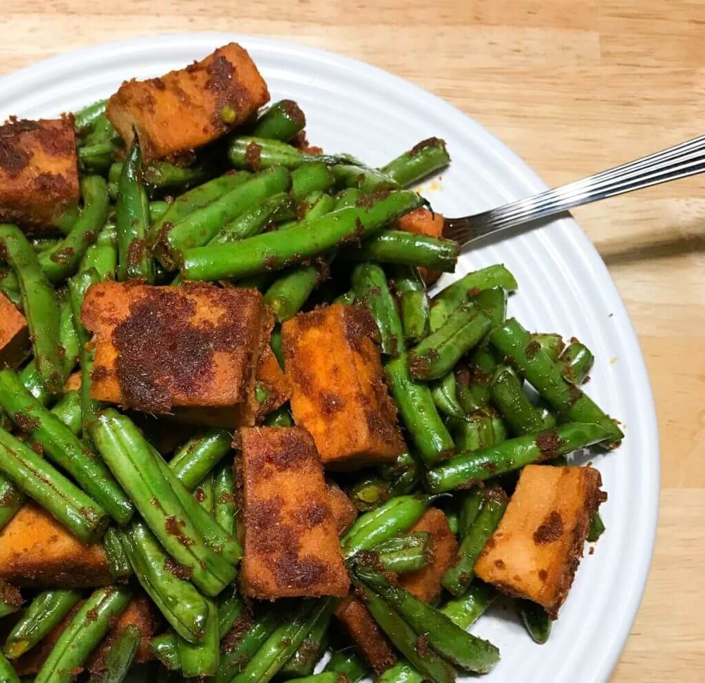 sit fry tofu with green beans in red curry paste