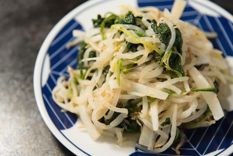 daikon salad with bean sprouts and spinach