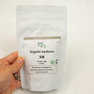 organic gyokuro in hand