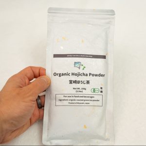 organic hojicha powder in hand