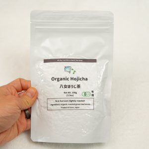organic hojicha tea in hand