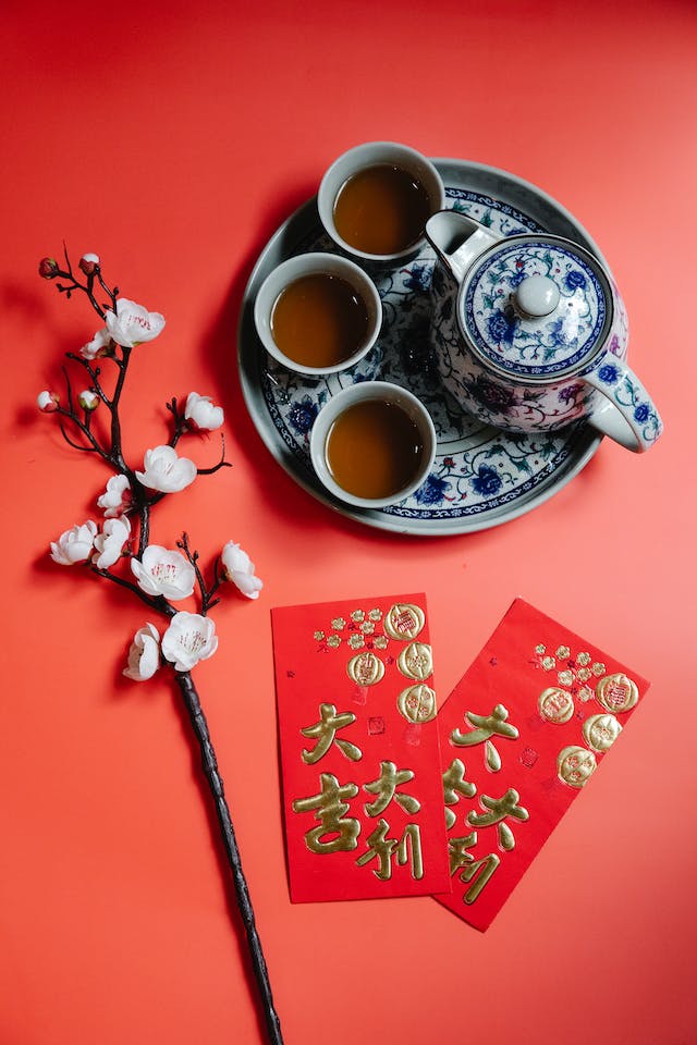 A Chinese teapot and teacups