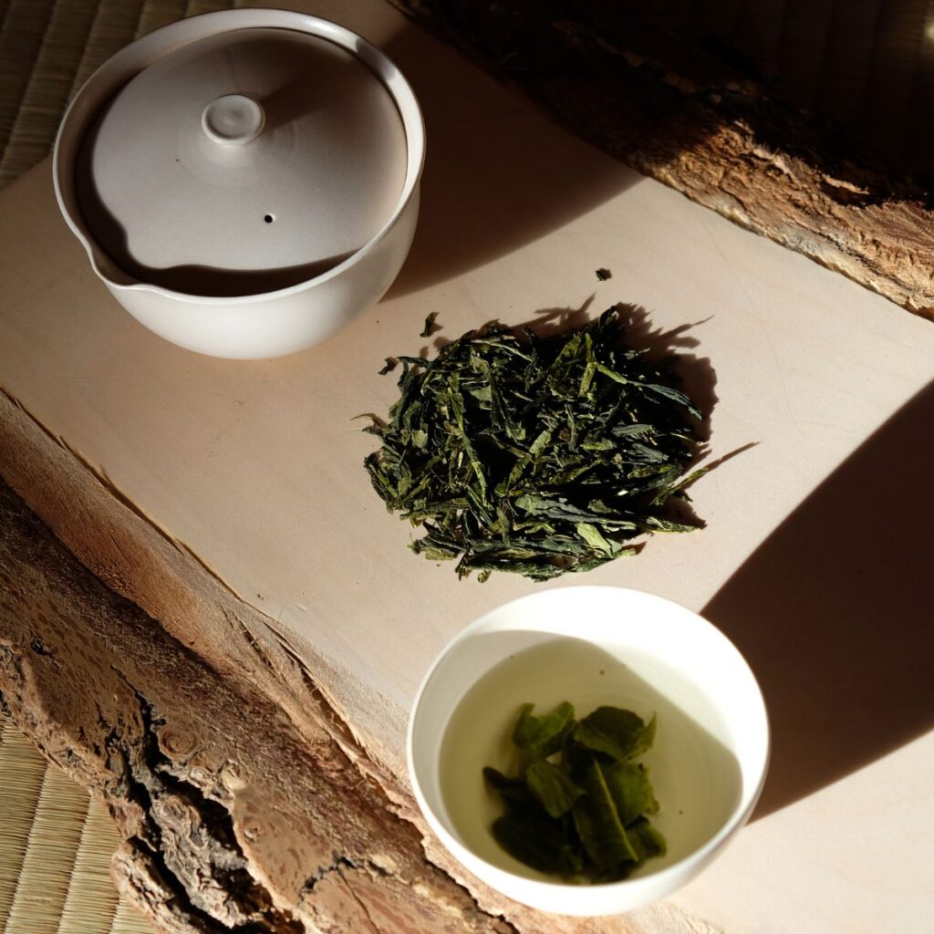 bancha tea with tea leaves